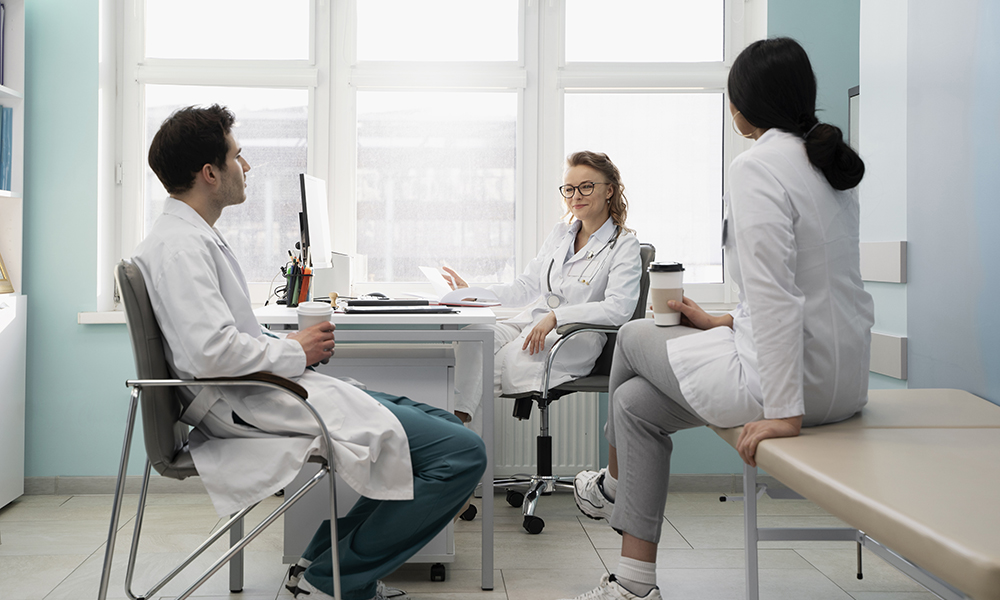 02full-shot-doctors-discussing-work 02full-shot-doctors-discussing-work
